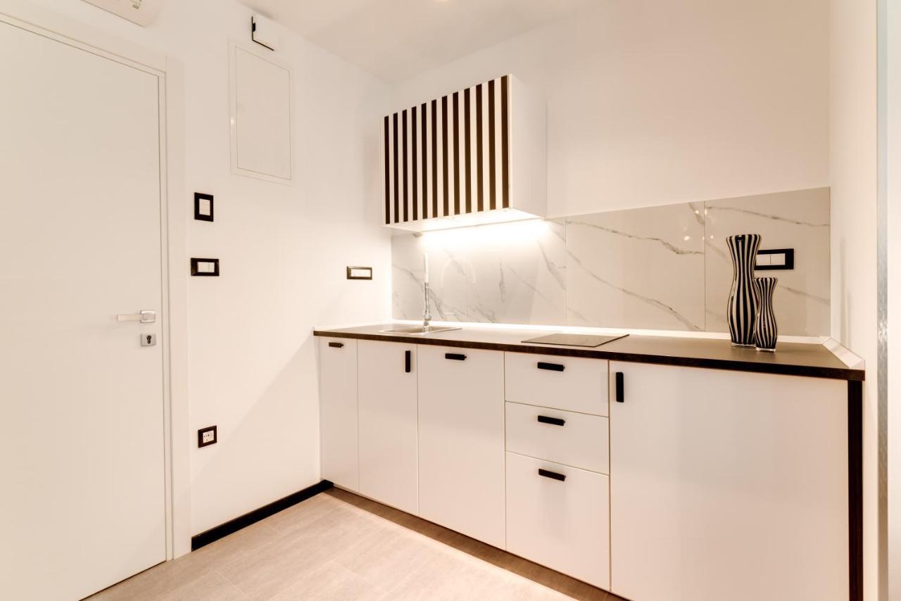 Black & White Apartments Rijeka Exterior photo