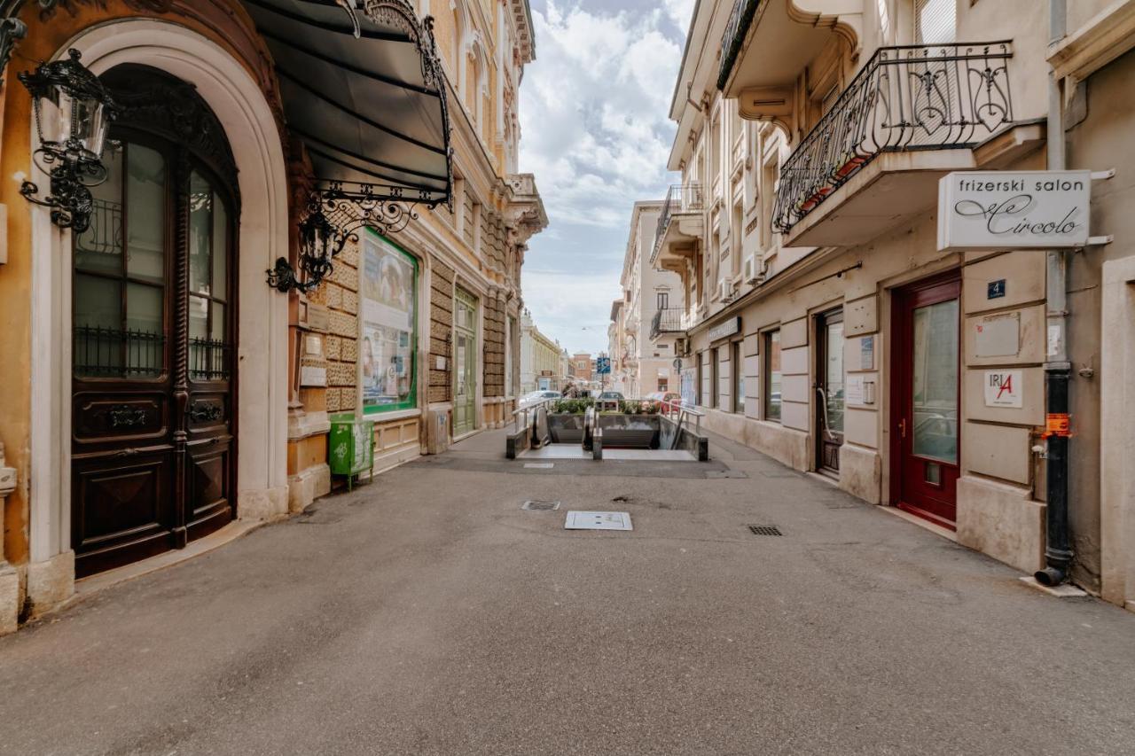 Black & White Apartments Rijeka Exterior photo