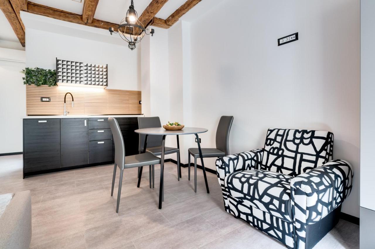 Black & White Apartments Rijeka Exterior photo