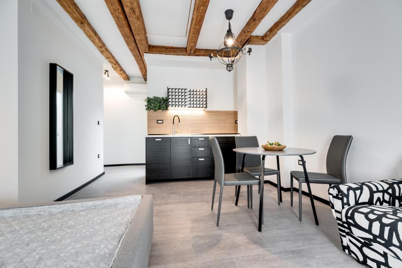 Black & White Apartments Rijeka Exterior photo