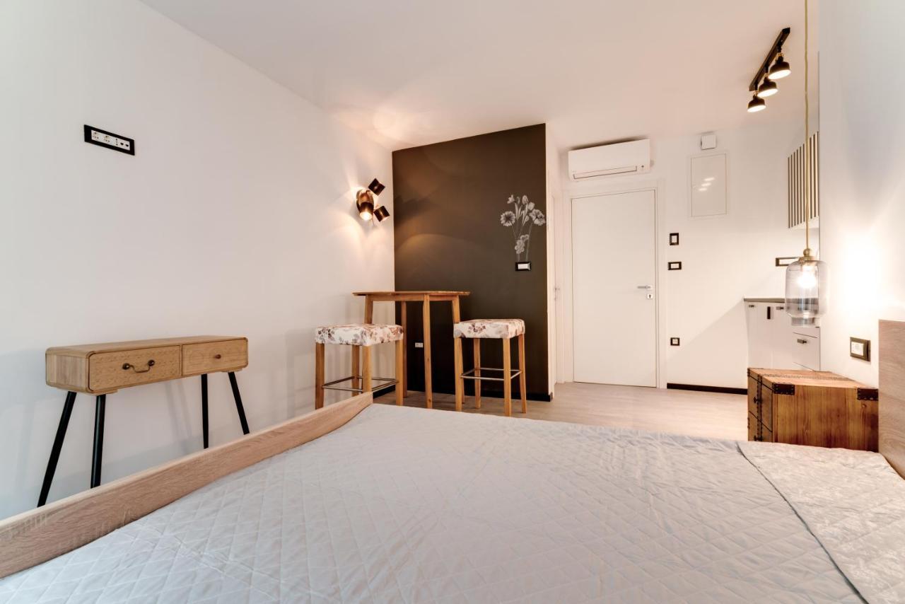 Black & White Apartments Rijeka Exterior photo