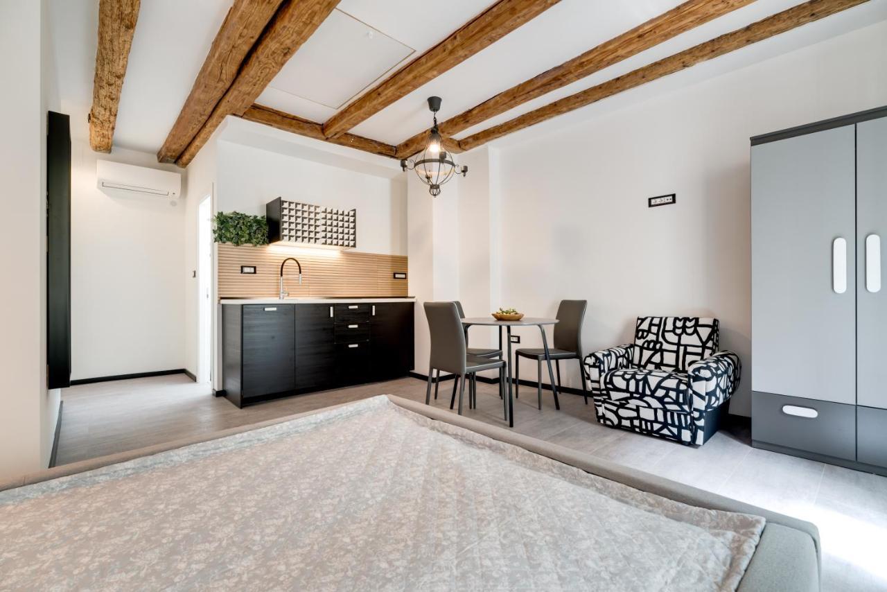 Black & White Apartments Rijeka Exterior photo