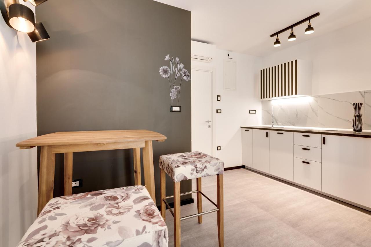 Black & White Apartments Rijeka Exterior photo